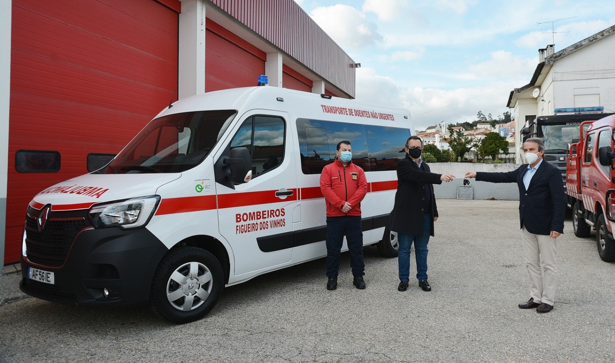 Município oferece ambulância aos Bombeiros de Figueiró